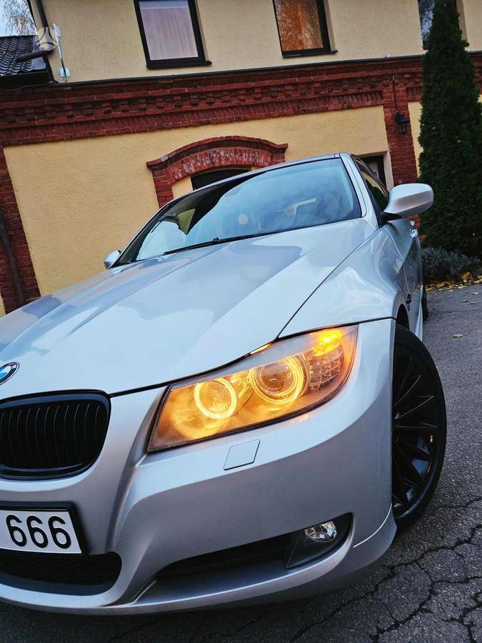 BMW 320 2010 — photo 17