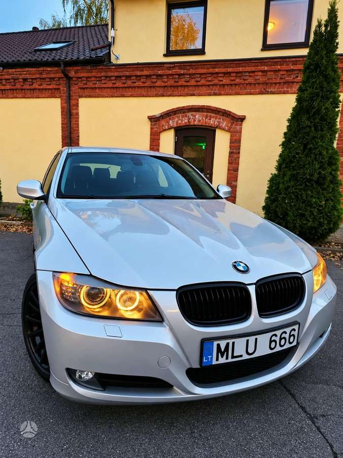 BMW 320 2010 — photo 18