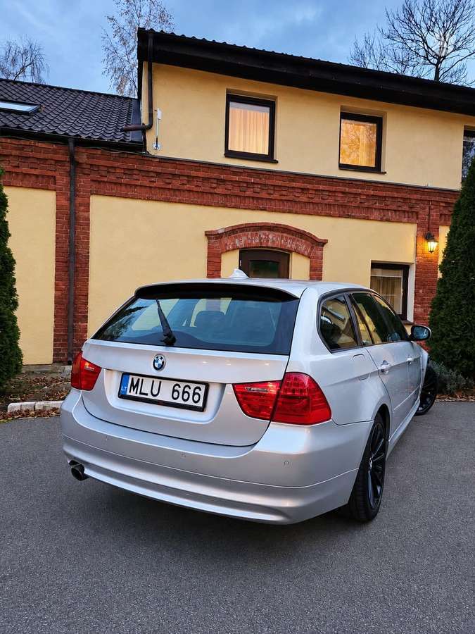 BMW 320 2010 — photo 19