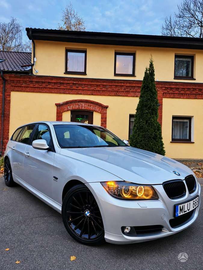 BMW 320 2010 — rear view