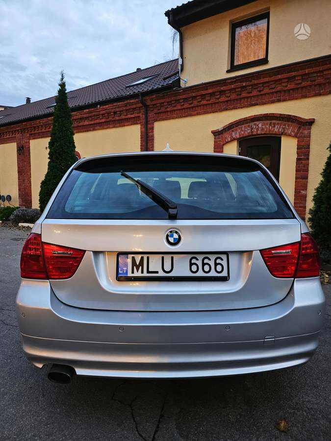 BMW 320 2010 — photo 20