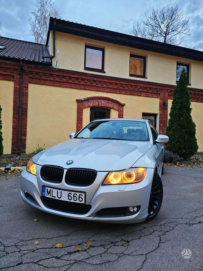 BMW 320 2010 — photo 21