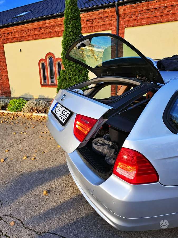 BMW 320 2010 — photo 24