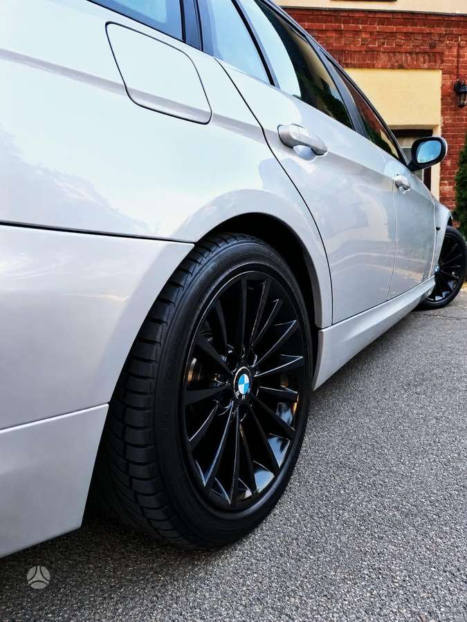 BMW 320 2010 — photo 25
