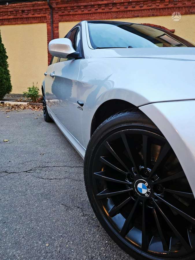 BMW 320 2010 — photo 26
