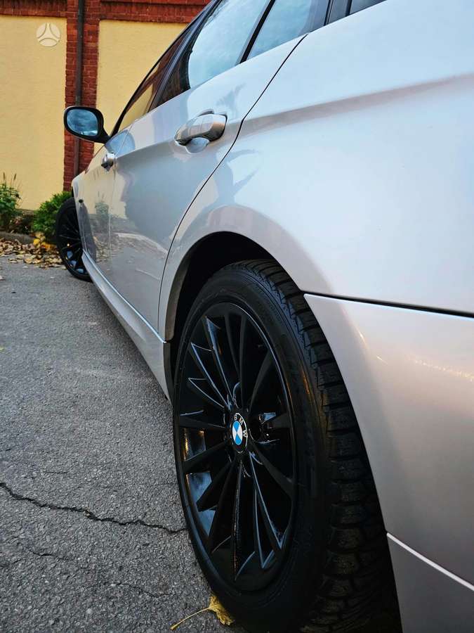 BMW 320 2010 — photo 28