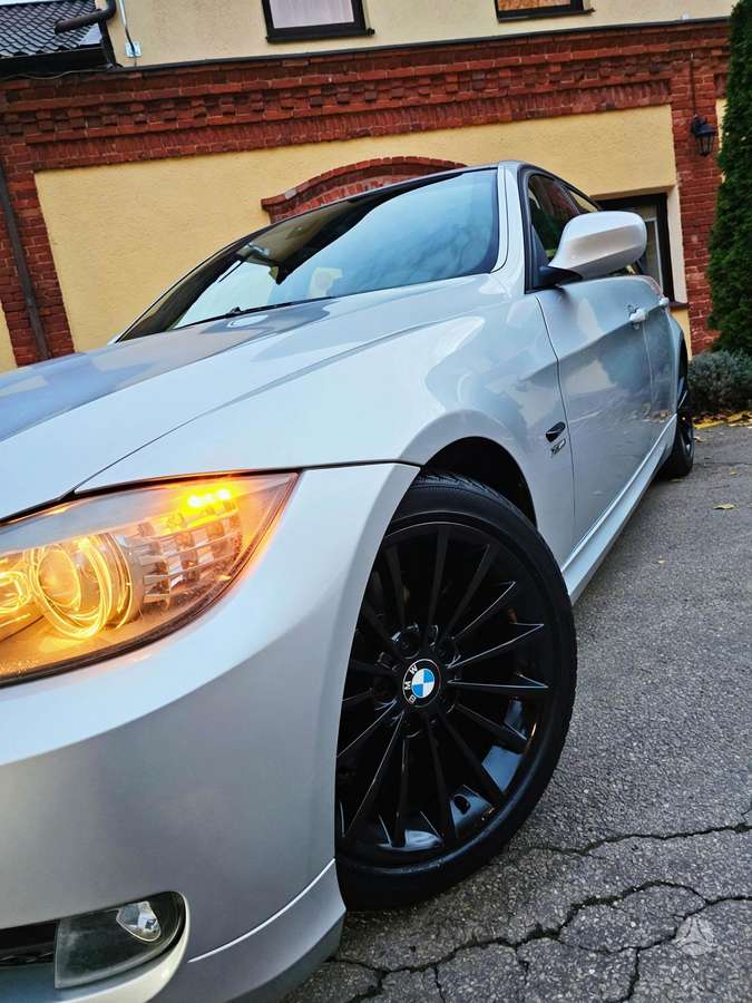 BMW 320 2010 — photo 32