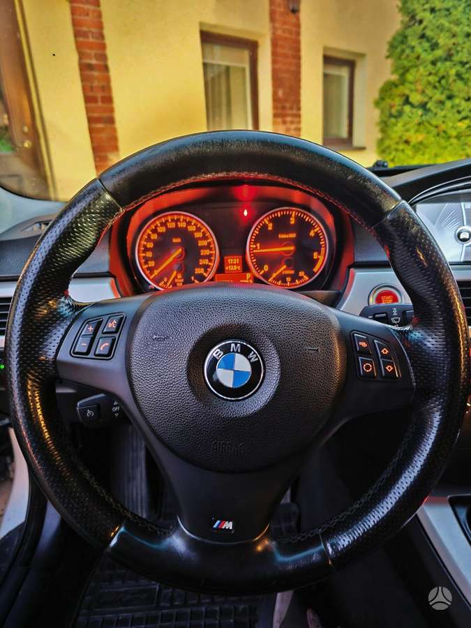 BMW 320 2010 — photo 40