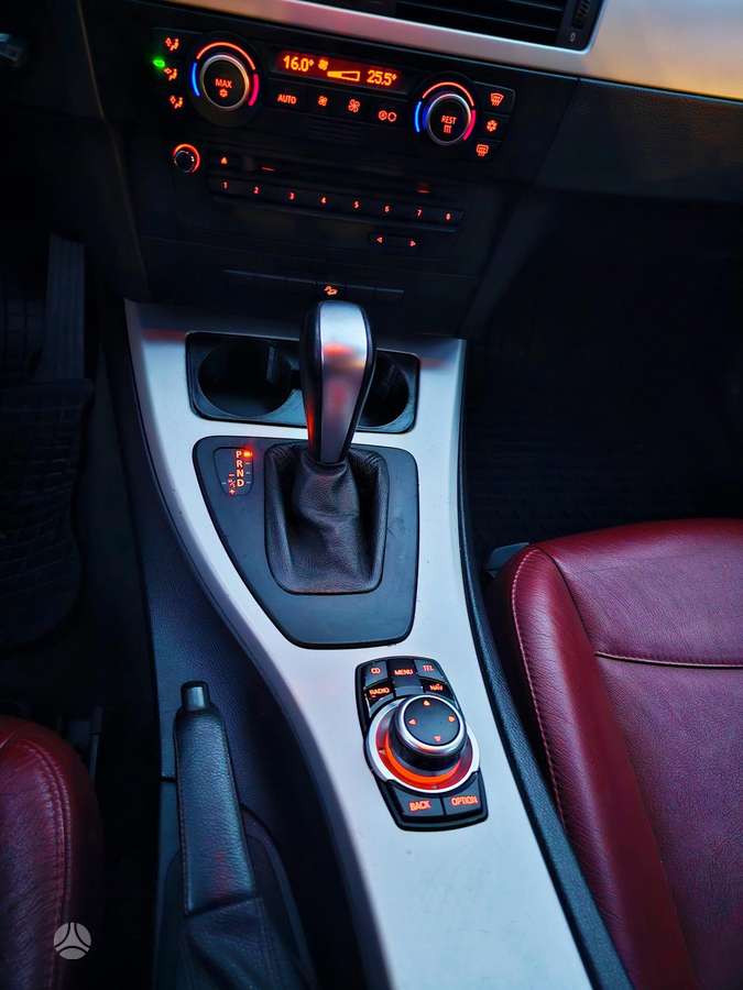 BMW 320 2010 — photo 43