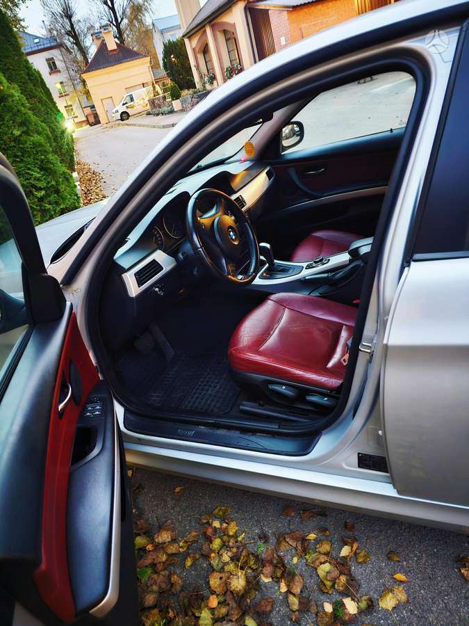 BMW 320 2010 — photo 48