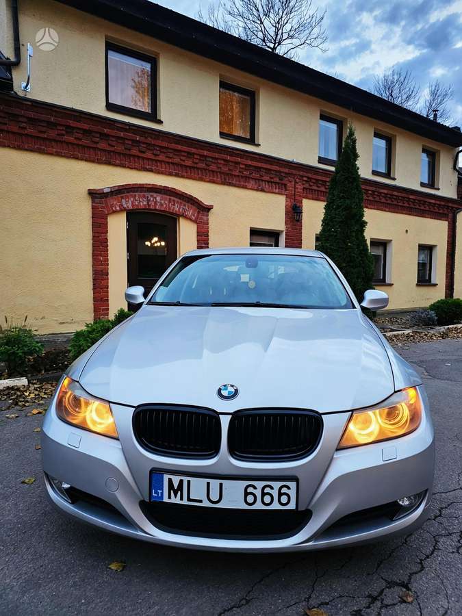 BMW 320 2010 — photo 5
