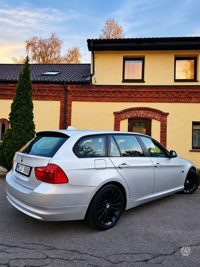 BMW 320 2010 — photo 7