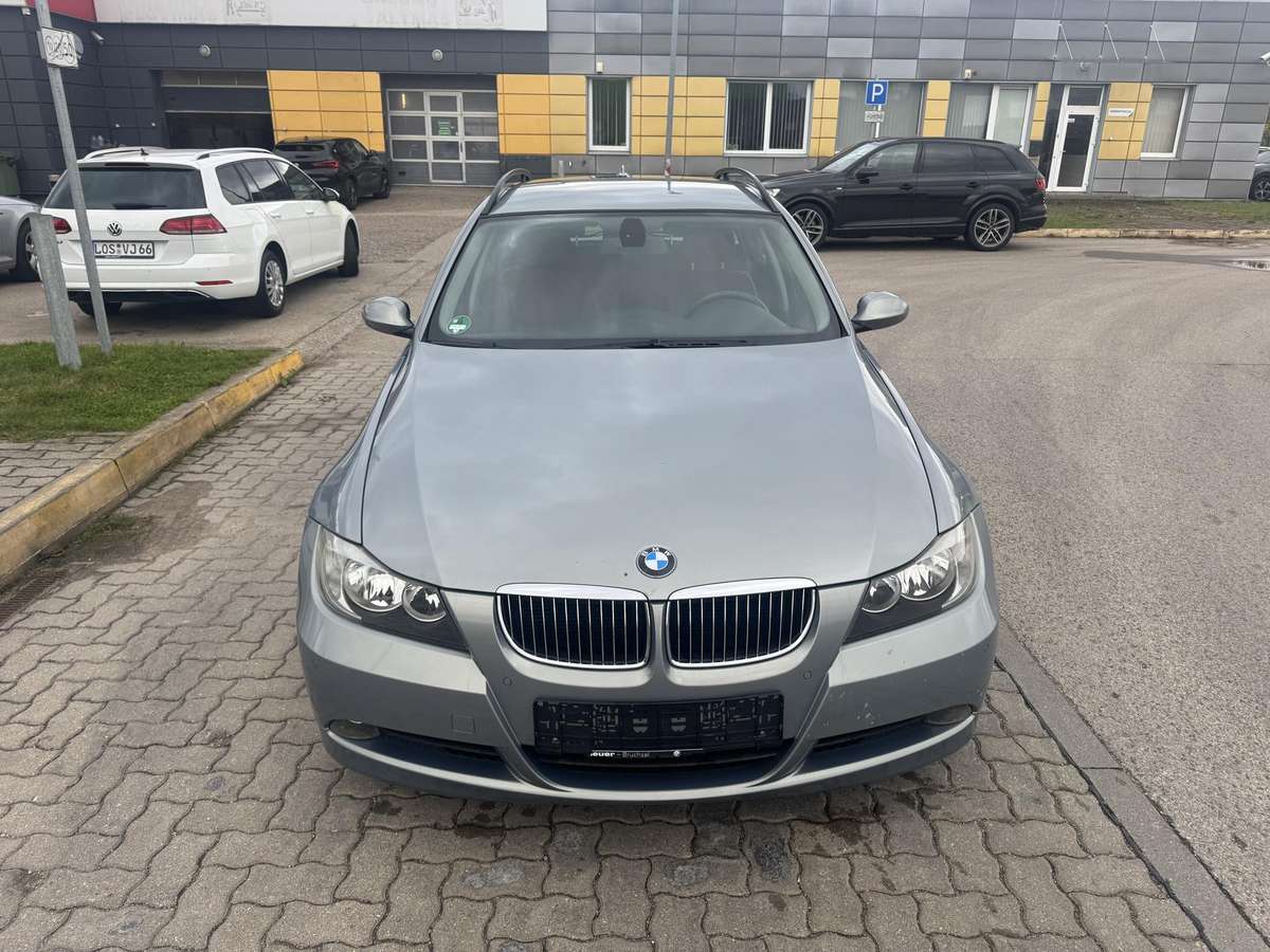 BMW 325 2005 — rear view