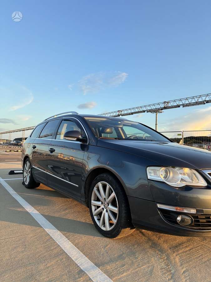 Volkswagen Passat 2009 — rear view