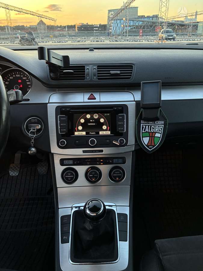 Volkswagen Passat 2009 — photo 9