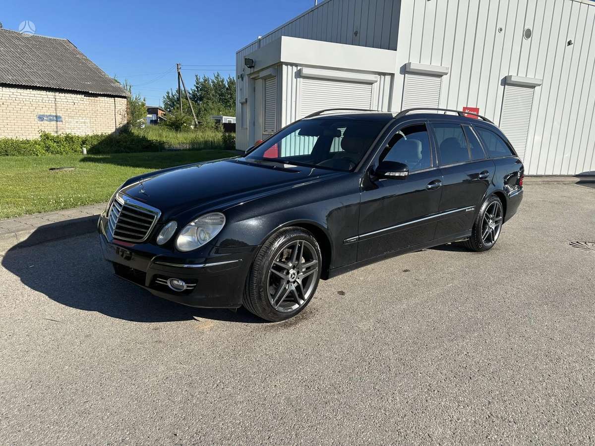 Mercedes-Benz E320 2006 — вигляд ззаду