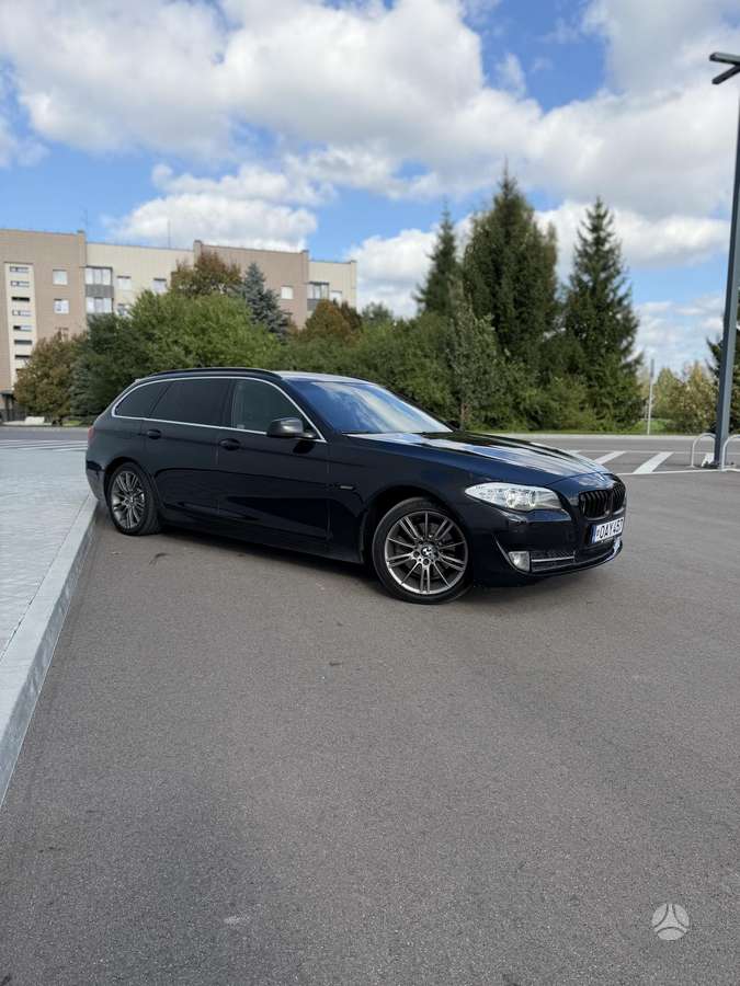 BMW 520 2013 — rear view