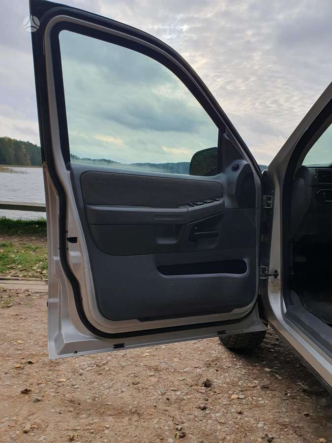 Ford Explorer 2005 — photo 14