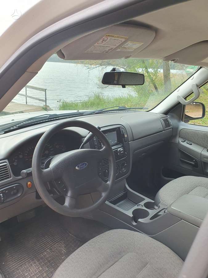 Ford Explorer 2005 — photo 17