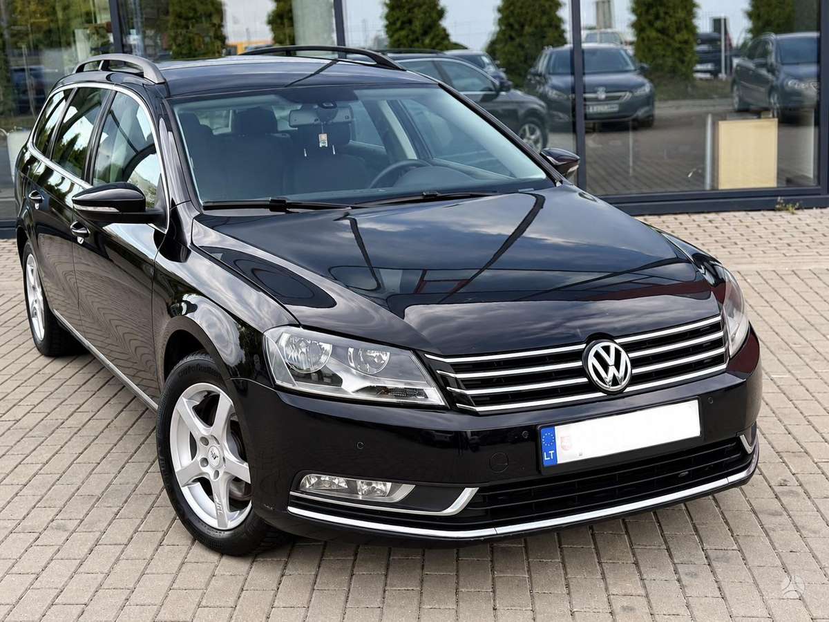 Volkswagen Passat 2012 — вигляд ззаду