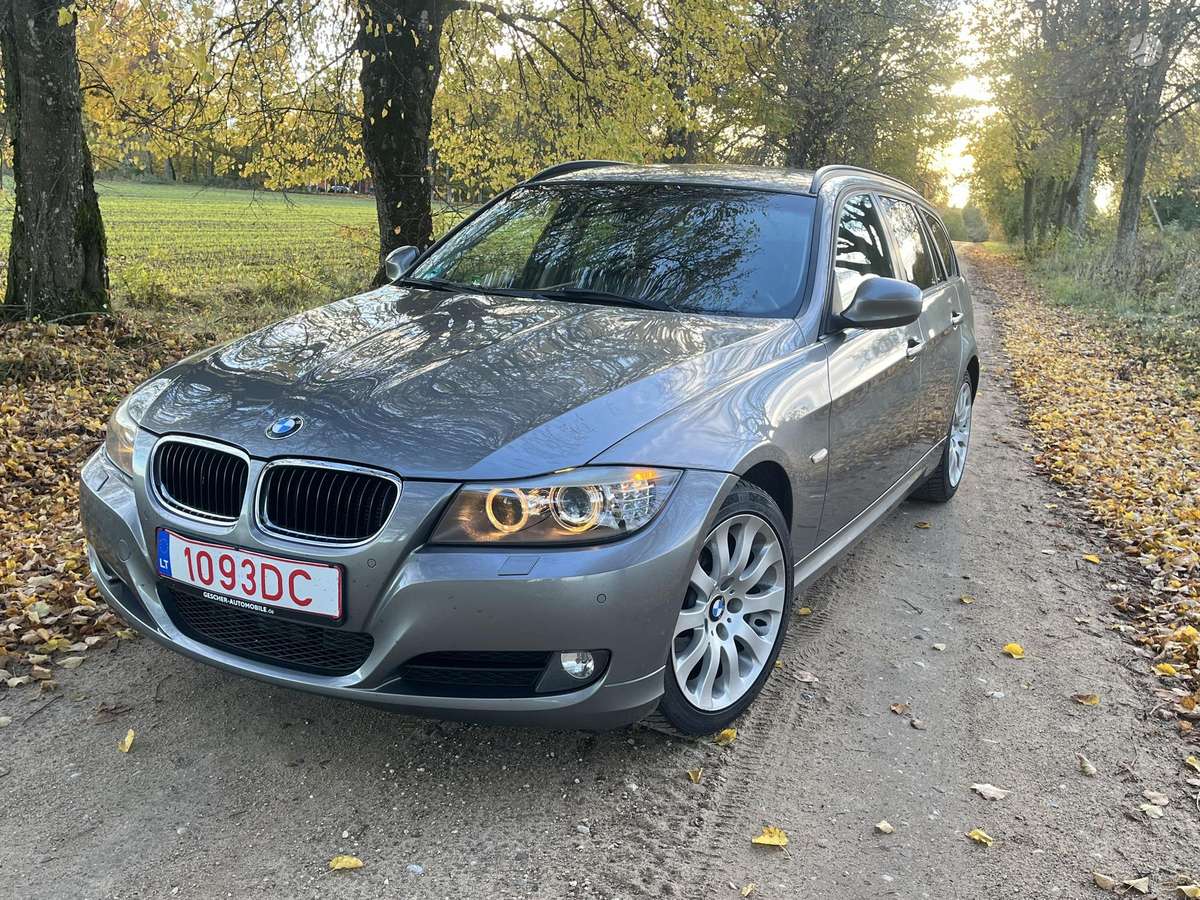 BMW 320 2011 — вигляд ззаду