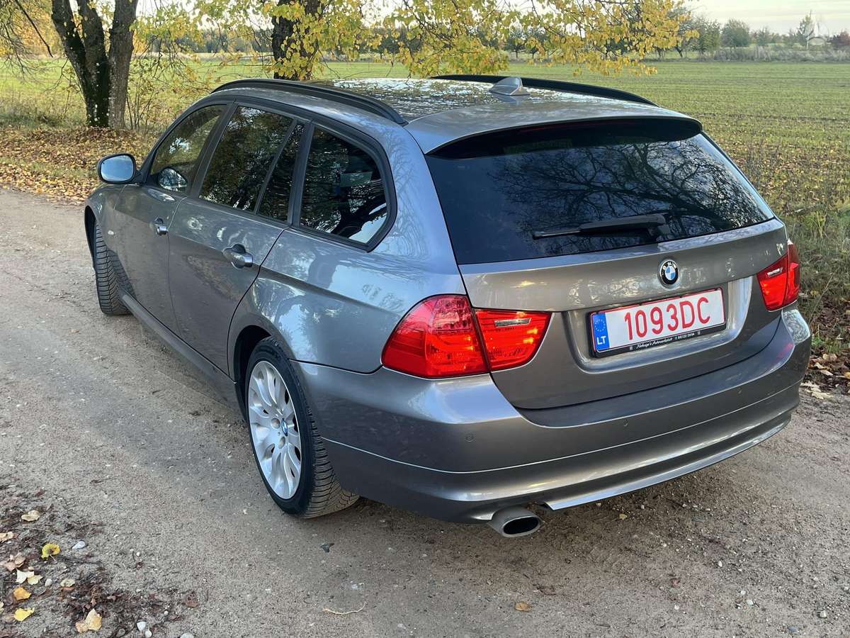 BMW 320 2011 — салон