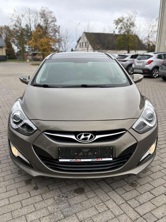 Hyundai i40 2011 — rear view