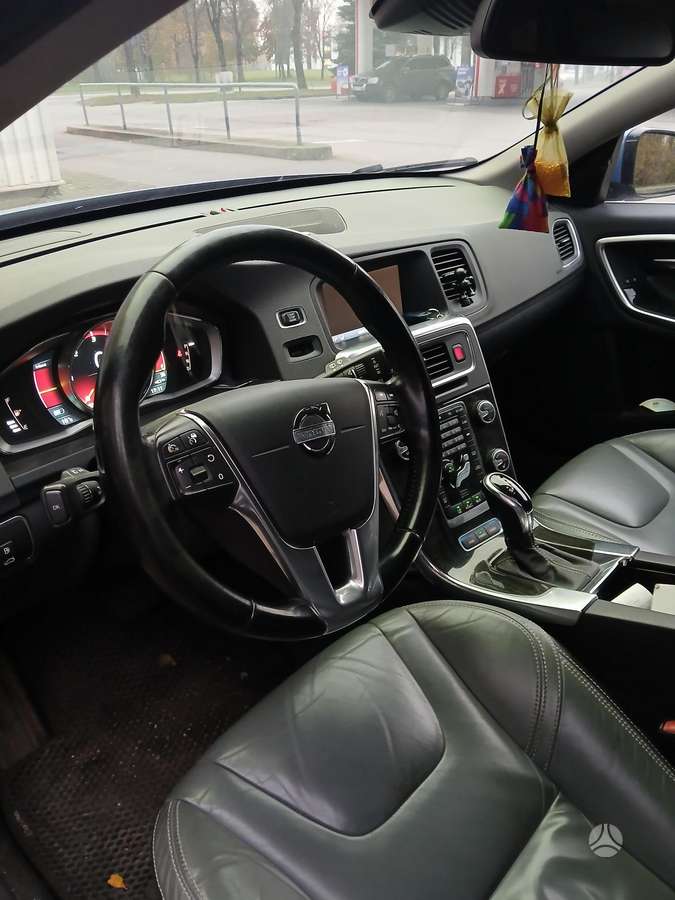 Volvo V60 2013 — photo 11