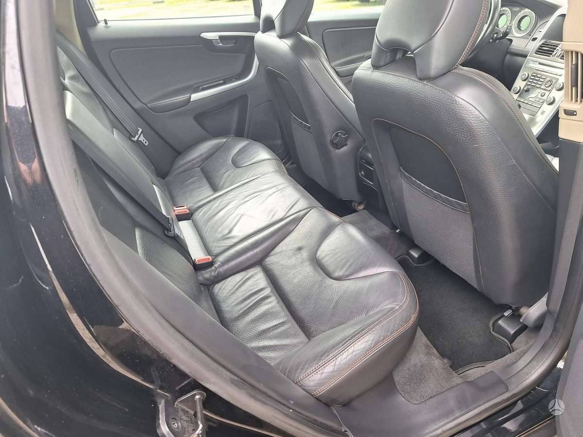 Volvo XC60 2010 — photo 15