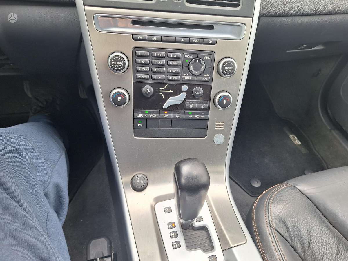 Volvo XC60 2010 — photo 21