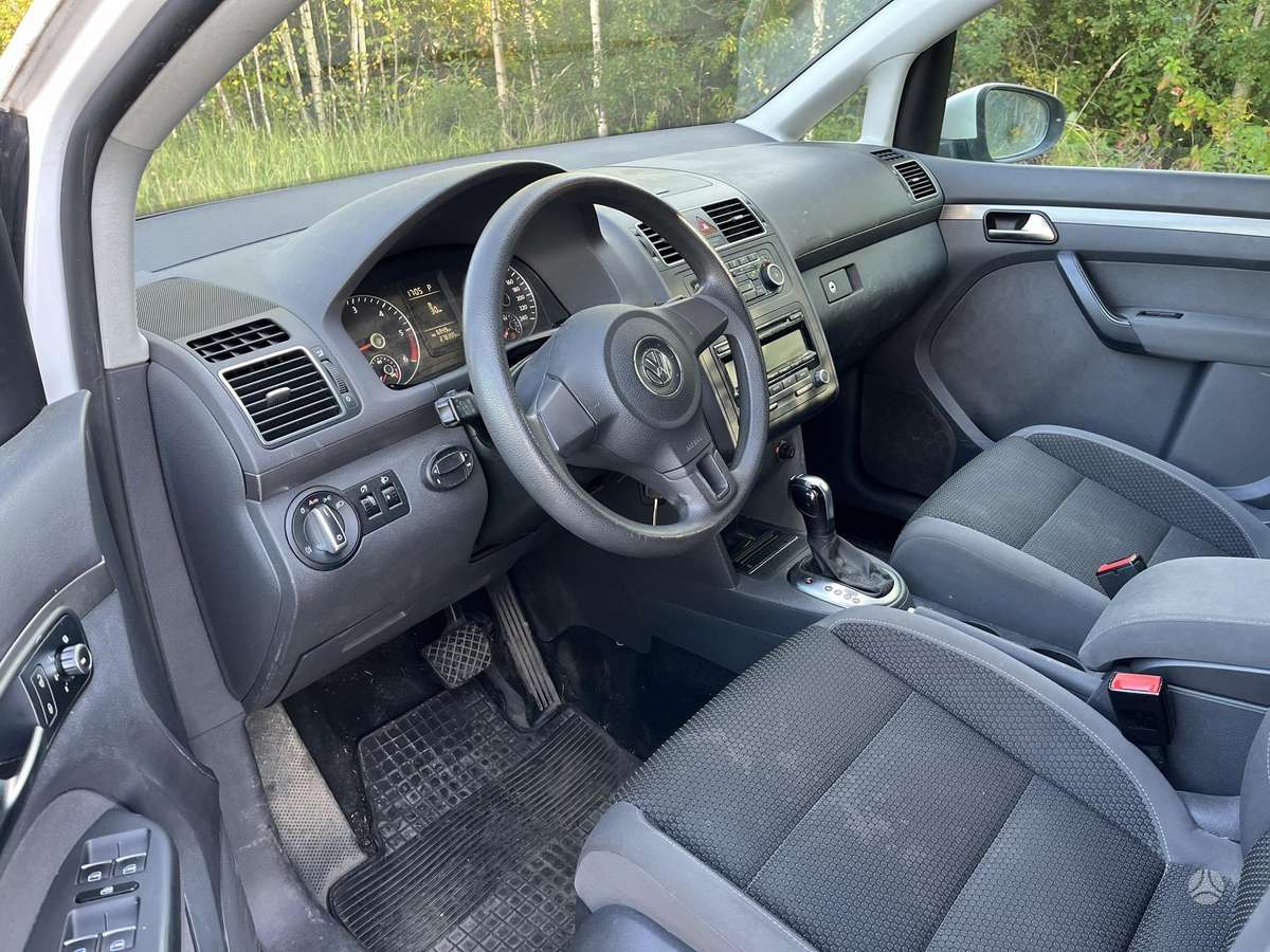 Volkswagen Touran 2011 — photo 10