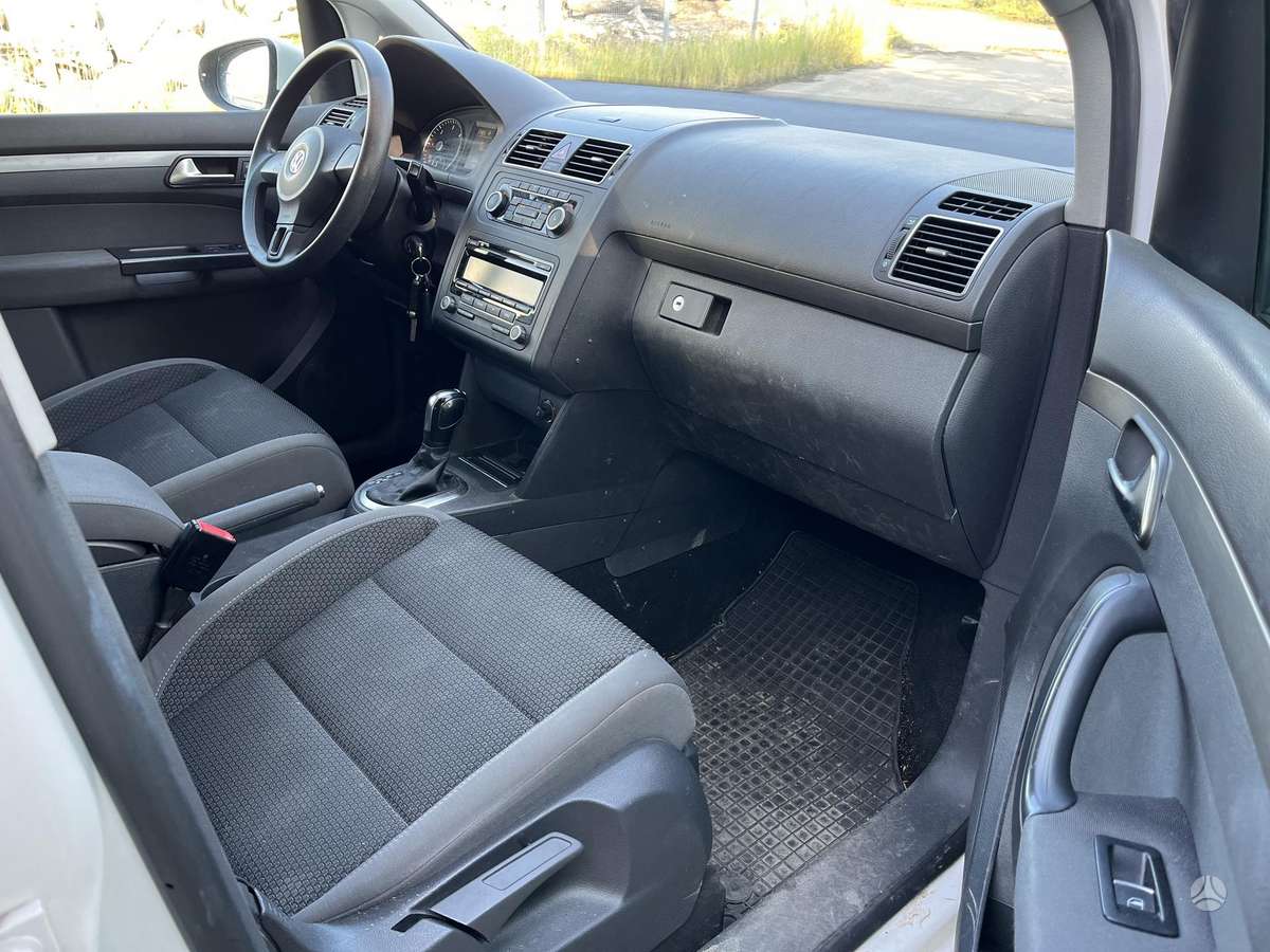 Volkswagen Touran 2011 — photo 11