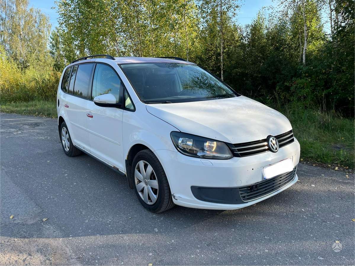 Volkswagen Touran 2011 — interior