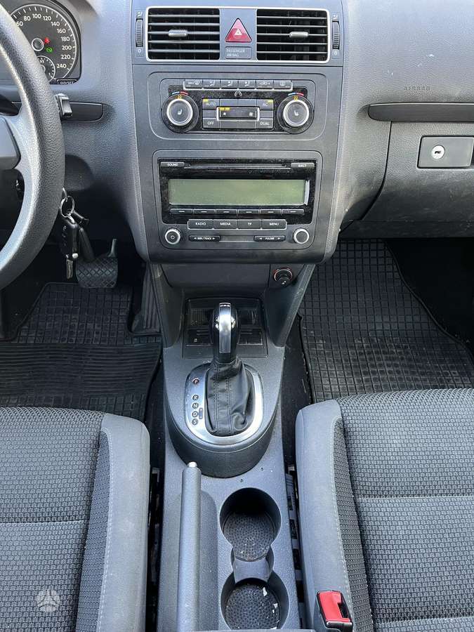 Volkswagen Touran 2011 — photo 8