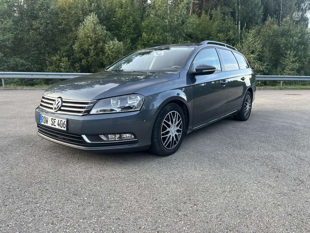 Volkswagen Passat 2013 — rear view