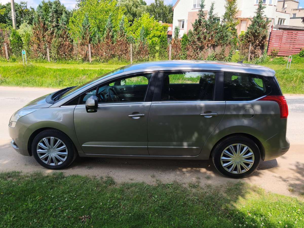 Peugeot 5008 2010 — салон