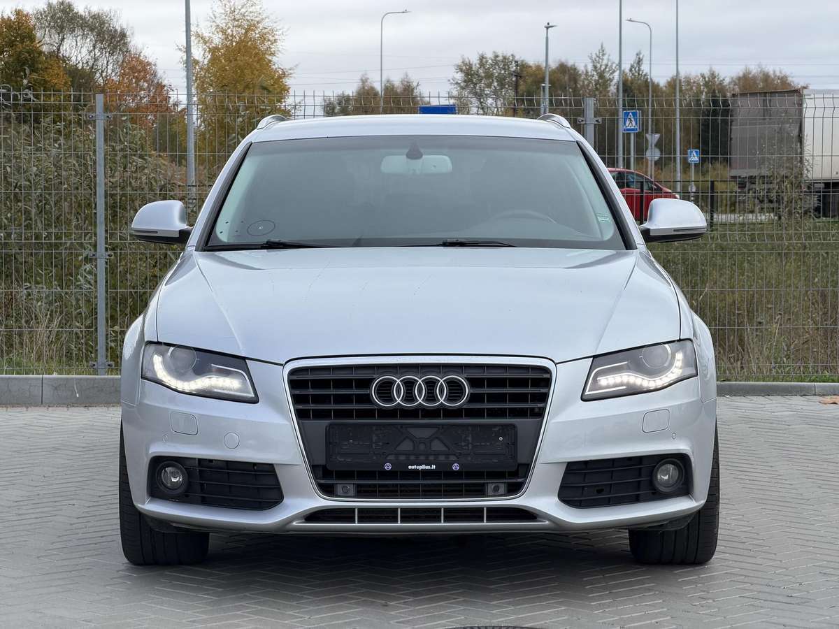 Audi A4 2009 — салон
