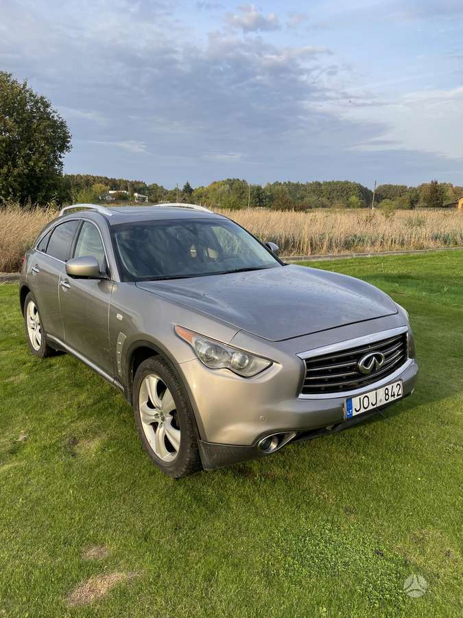 Infiniti FX35 2011 — салон