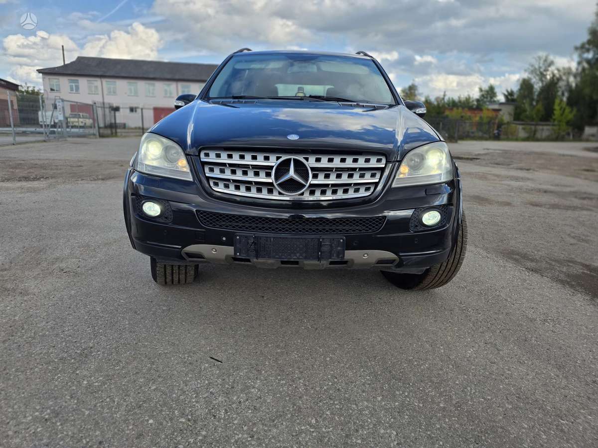 Mercedes-Benz ML320 2006 — вигляд ззаду