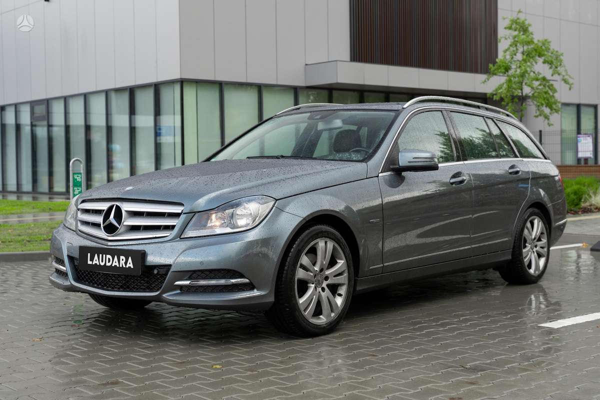 Mercedes-Benz C220 2012 — вигляд ззаду