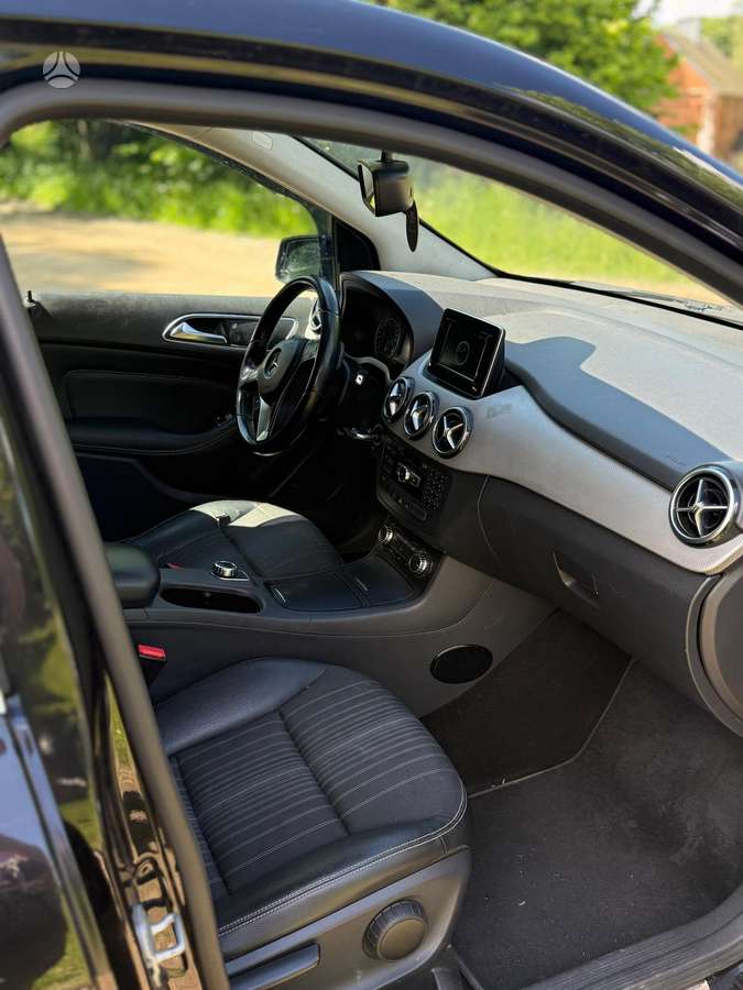 Mercedes-Benz B180 2012 — interior