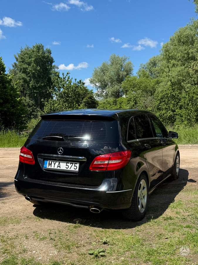 Mercedes-Benz B180 2012 — engine 1800 cm³, 109 HP (80kW)