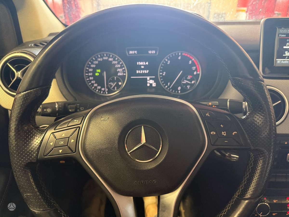 Mercedes-Benz B180 2012 — photo 8