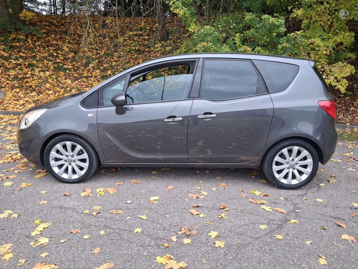 Opel Meriva 2012 — rear view