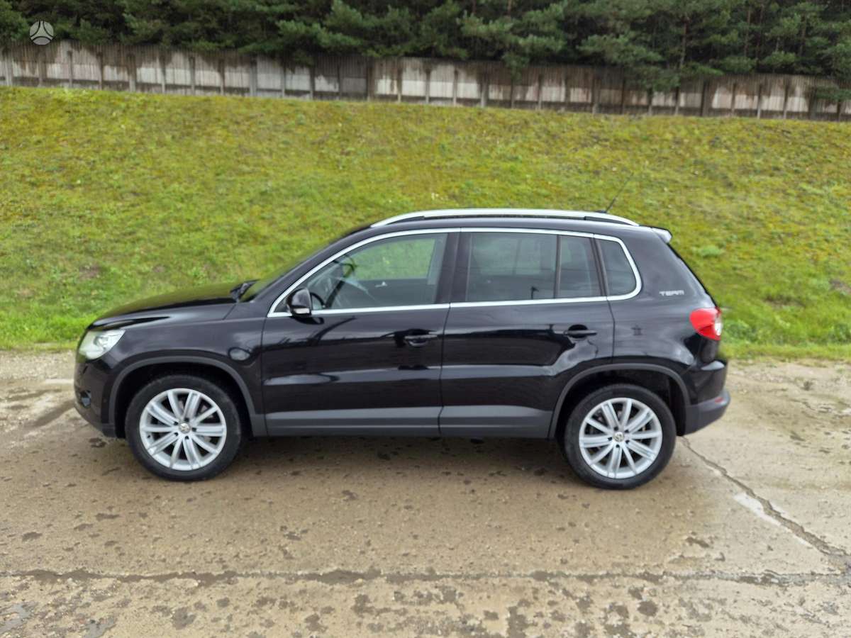 Volkswagen Tiguan 2011 — rear view