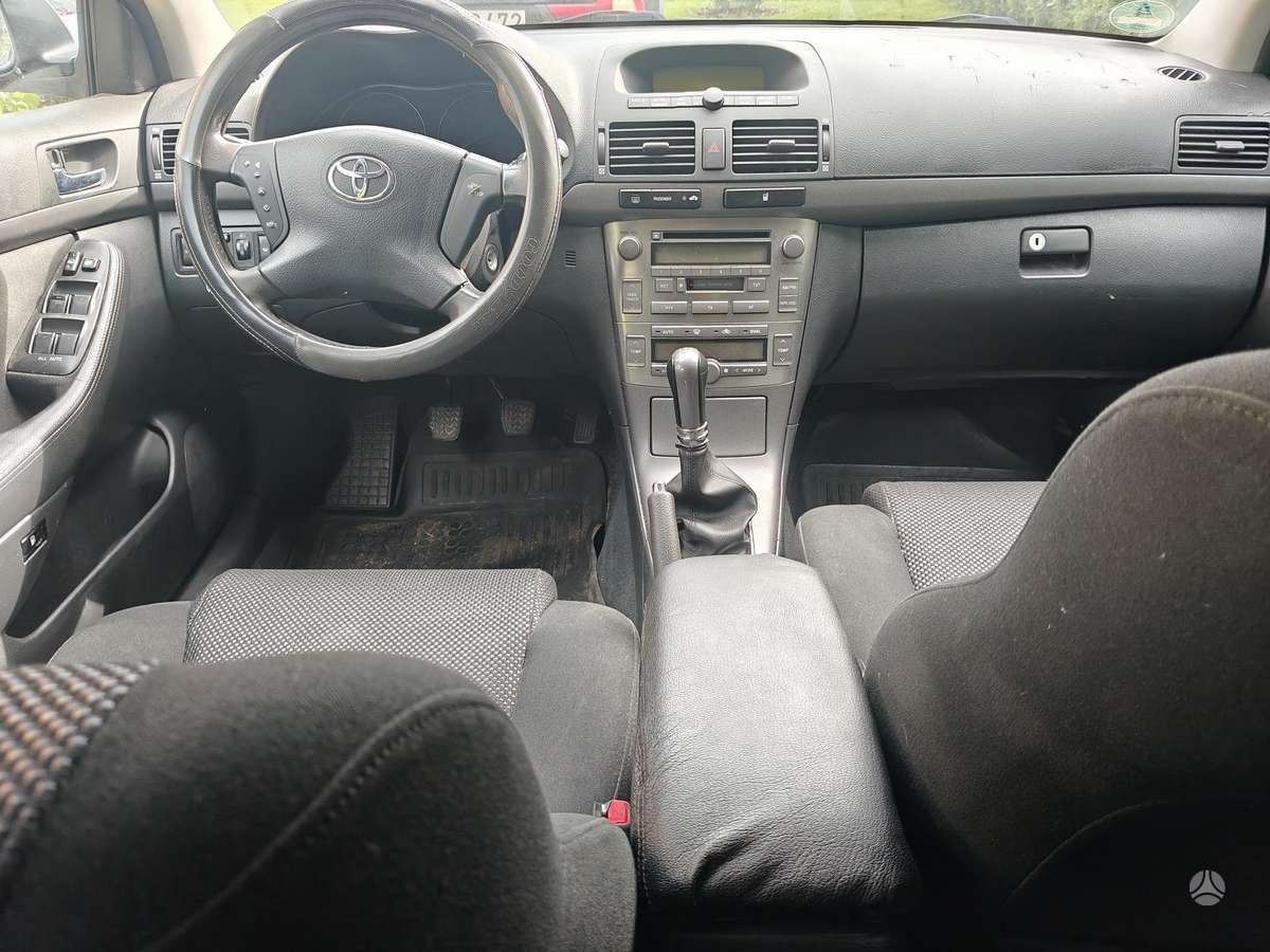 Toyota Avensis 2004 — rear view