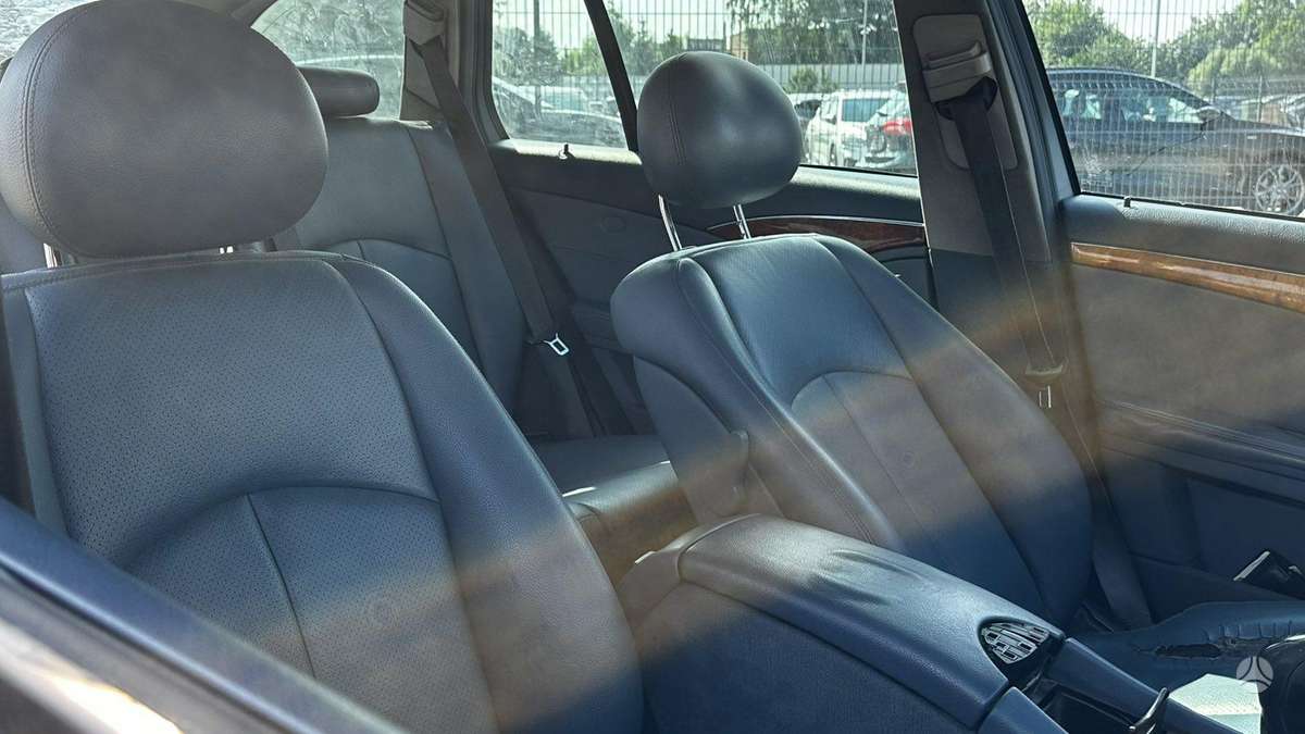 Mercedes-Benz E220 2004 — photo 10
