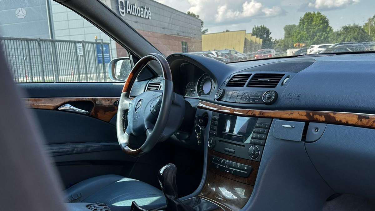 Mercedes-Benz E220 2004 — photo 11