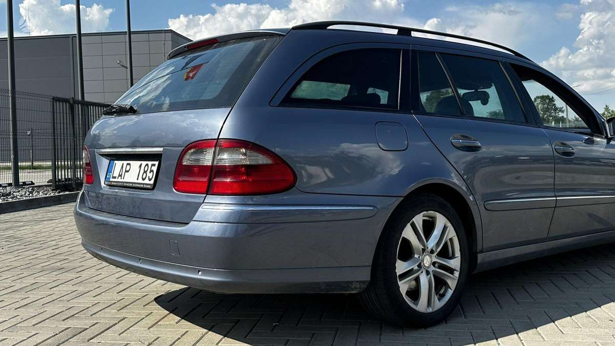 Mercedes-Benz E220 2004 — photo 13