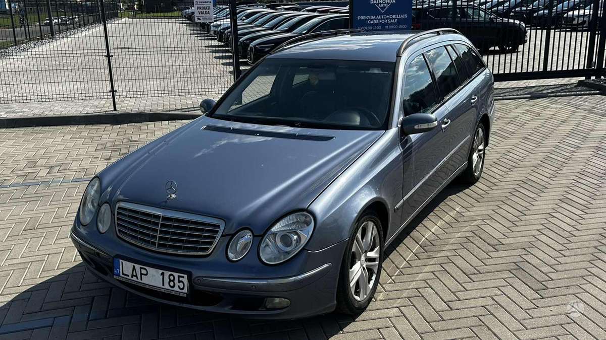 Mercedes-Benz E220 2004 — photo 16